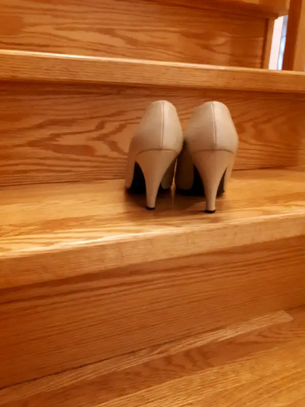 Classic high heel pump (size 7.5) in Women's - Shoes in Edmonton - Image 8