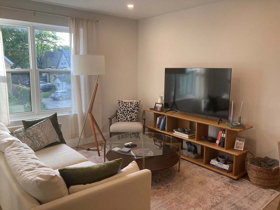 2bdrm+den apartment downtown London 3