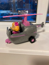 2 jouets avec Stella (Pat’Patrouille): hélicoptère & avion.
