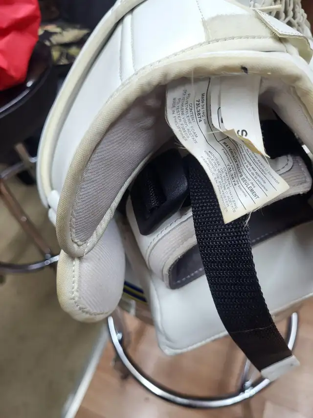 Men's Senior Goalie Equipment in Hockey in Norfolk County - Image 4