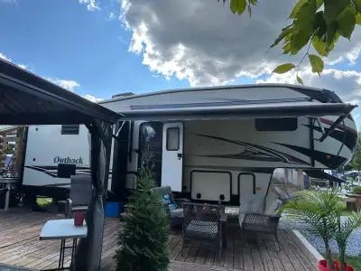 Prix révisé Superbe roulotte à sellette (Fifth Wheel) Outback 2015 Un intérieur chaleureux, luxueux...