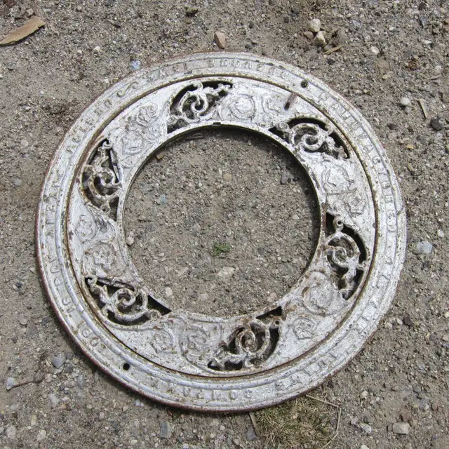 Nice Set of 1897 Cast Iron Ceiling Grates Vents in Other in Ottawa - Image 4