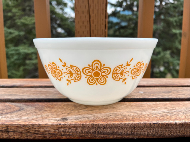 Vintage Pyrex Butterfly Gold 402 Mixing Bowl 1972 in Arts & Collectibles in Calgary