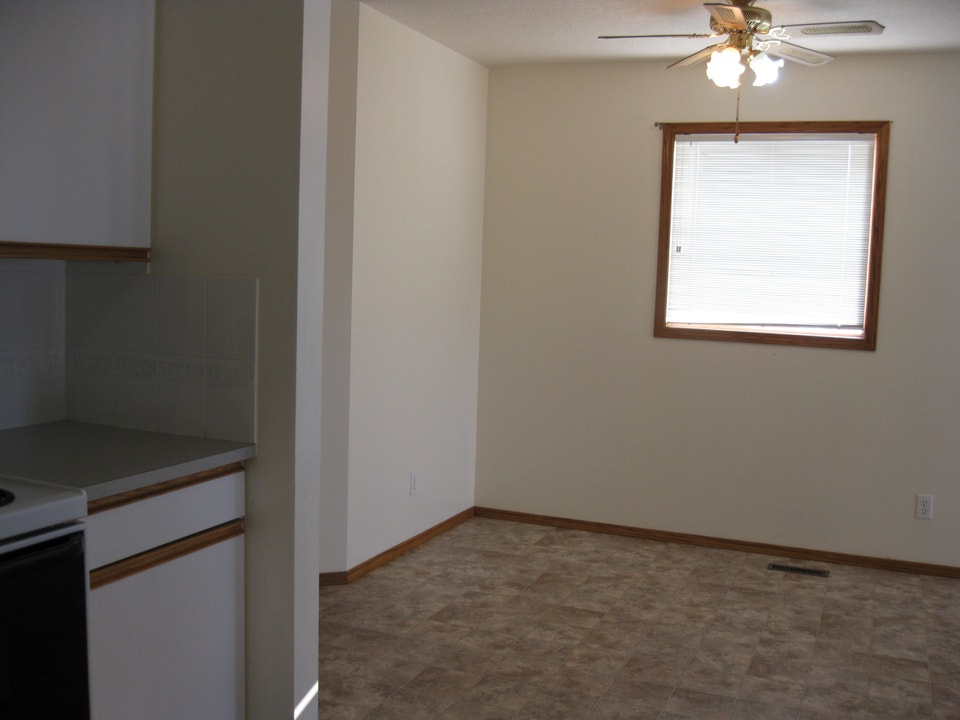 Bright, Spacious 5-bedroom bi-level half duplex Nov 01 4
