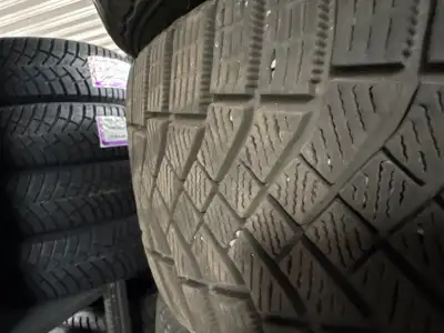 4 pneus d’hiver Pirelli en bonne condition. Grandeur : 205/55R16 Profondeur restante : 7/32 Usure ré...