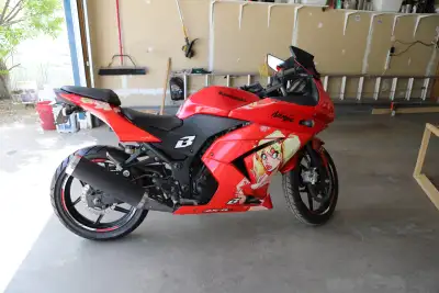 I want to sale my Kawasaki Ninja 4000$ cad. or the best offer.