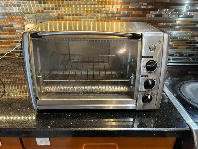 GE Stainless Steel Toaster Oven – Large Capacity, Multi-Function in Toasters & Toaster Ovens in Markham / York Region - Image 2