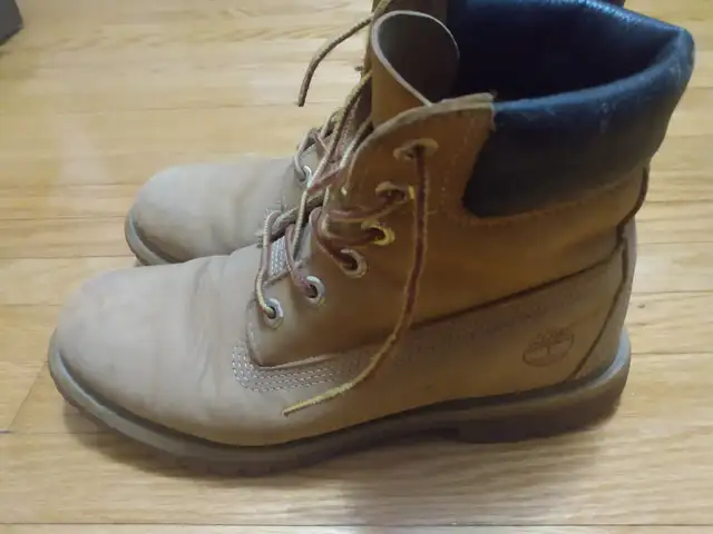 Size US 8.5 Vintage Women's Leather/Suede Timberland Boots Wheat in Women's - Shoes in City of Toronto - Image 5