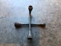 Outil: clé à écrous pour pneus d’auto