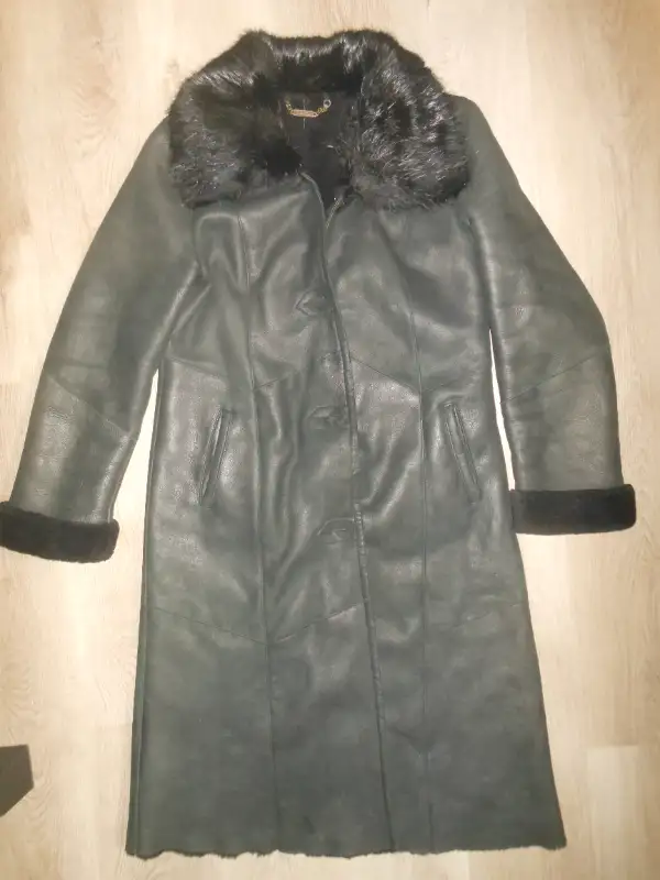 sheepskin coat/mouton in Women's - Tops & Outerwear in City of Montréal - Image 2