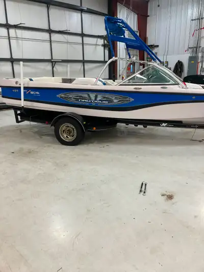 Great condition Air Nautique 206 Team Edition, 475 hours on the Excalibur 330 engine, perfect pass,...