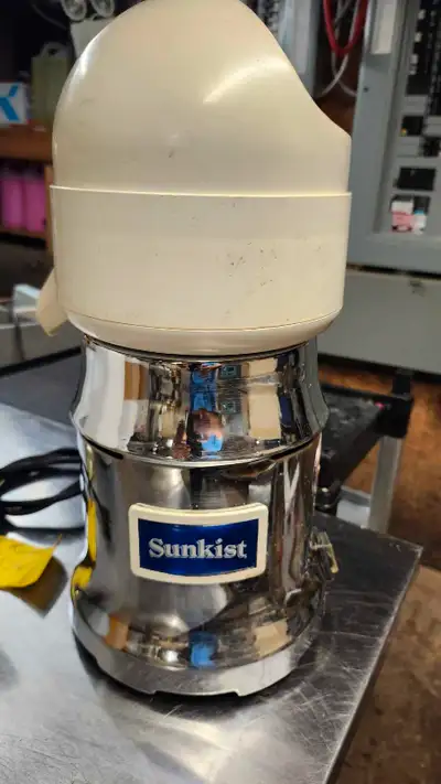 Voici un presse-agrumes Sunkist. Cet appareil classique est parfait pour une utilisation professionn...