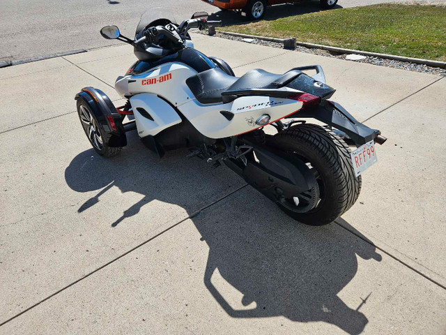 2014 CAN-AM SPYDER RSS WITH LOW km'sKM'S in Street, Cruisers & Choppers in Calgary