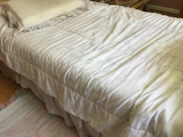 Bed skirt with duvet and pillow sham in Bedding in Kingston - Image 2