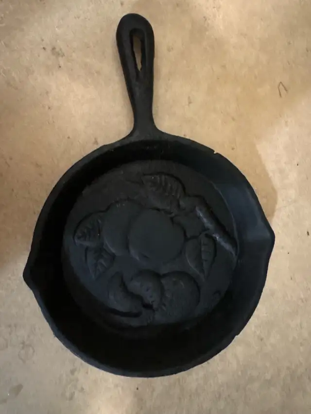 Mini Cast Iron Pan in Kitchen & Dining Wares in Ottawa - Image 2