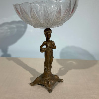 Sculpture de femme, antiquité, surmonté d'un vase en verre cisel