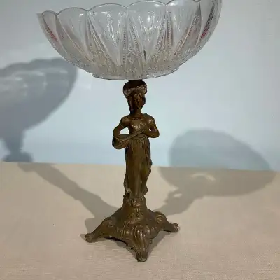 Sculpture de femme, antiquité, surmonté d'un vase en verre cisel, View more