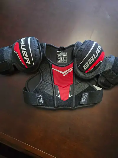 These Bauer Youth shoulder pads are designed to offer great protection and flexibility for young hoc...