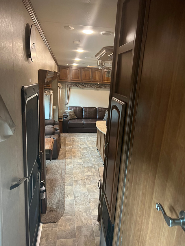 2015 5th Wheel  in RVs & Motorhomes in Fredericton - Image 3