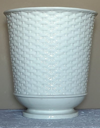 DECORATIVE FOOTED WHITE PLANT POT & BAG OF MIRACLE GRO PERLITE