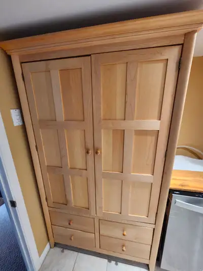 Armoire en bois avec 2 portes et 4 tiroirs, View more