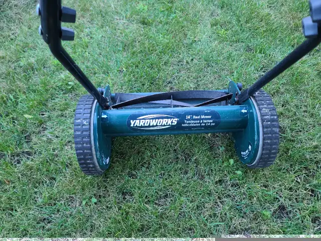 Yardworks Reel Lawn Mower, 14" in Lawnmowers & Leaf Blowers in Longueuil / South Shore - Image 4