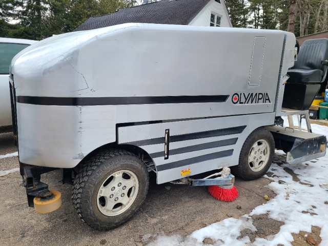 Olympia Ice Resurfacer  - Front Dump (Zamboni) - Ready To Go in Heavy Equipment in Stratford