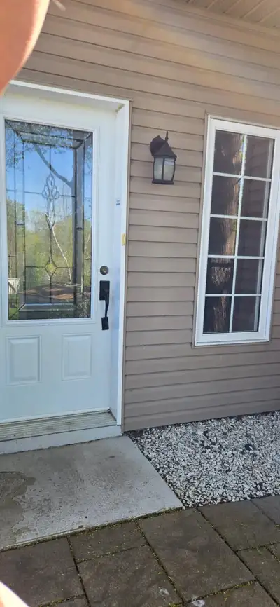 One bedroom house with five appliances and backyard and parking spot 1700$ per month