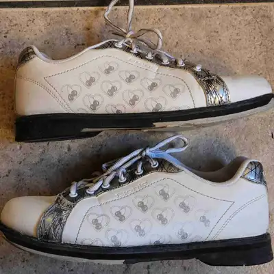 Etonic Endure bowling shoe, women's size 8. Used for one season. White with a heart and cherry patte...