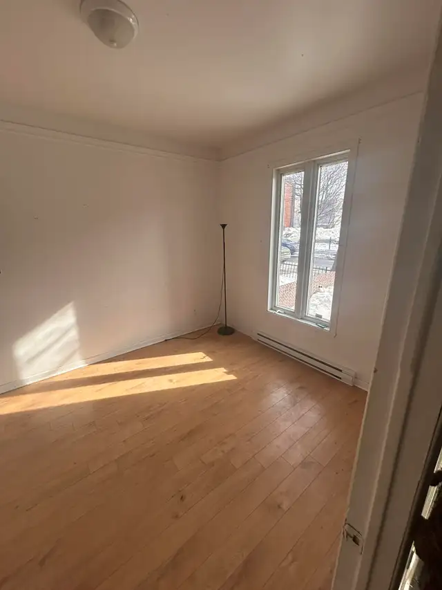 Chambre à louer dans très grand logement à Verdun