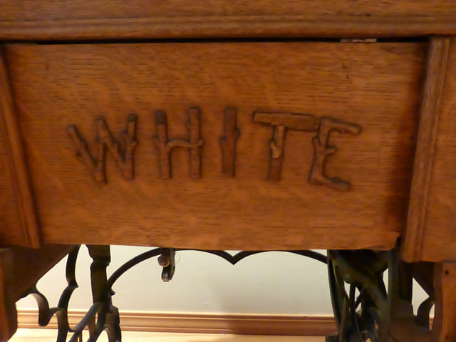 Antique white sewing machine oak cabinet 1906's - 1908's in Arts & Collectibles in Parksville / Qualicum Beach - Image 2