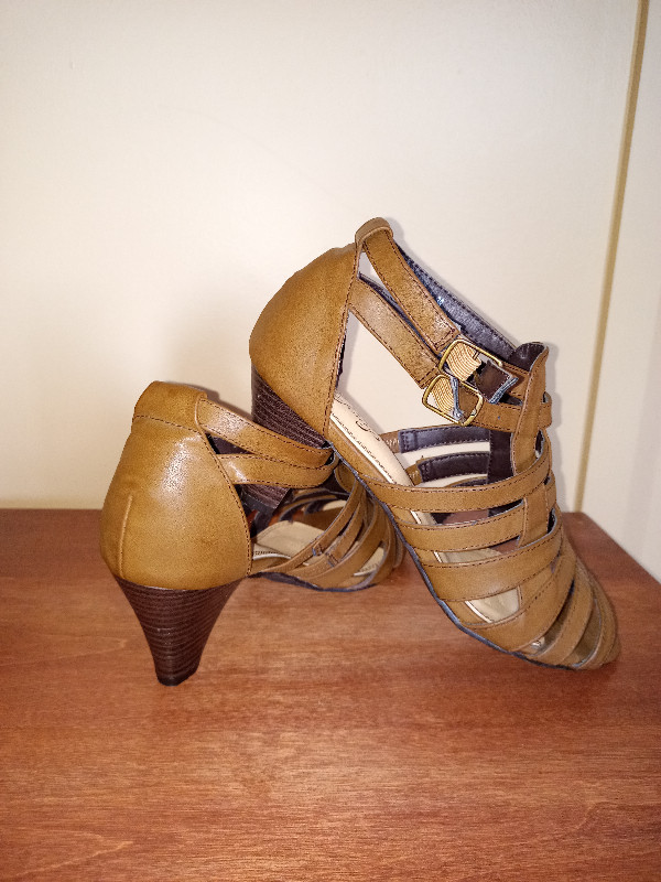 Superbes sandales en cuir, aucun défaut dans Femmes - Chaussures  à Granby - Image 2