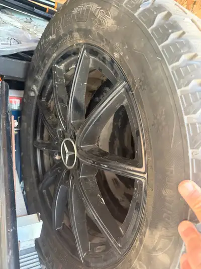 Pneus d’hiver comme neufs ( 1 seul saison); avec mags d’origine Mercedes AMG. 235x55x18 Étaient mont...