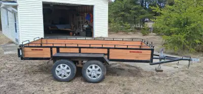 Remorque 4' x 11' à 2 essieux, bois refait en pruche, lumières à DEL neuves.