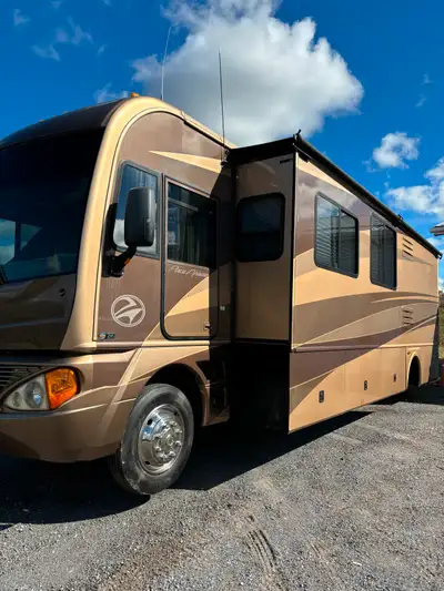 Pace Arrow 36D Motor Home W24 Chassis Chevy 8.1 L Workhorse , 2400 Alison Trans. 34,500 Miles Sleeps...