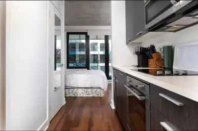 Studio unit on the 4th floor of one of the best projects in Griffintown! The building has rooftop te...