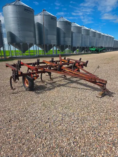 Suitable for an acerage or small farm. Requires about 40 to 60 hp tractor. Has hydraulic ram and hos...