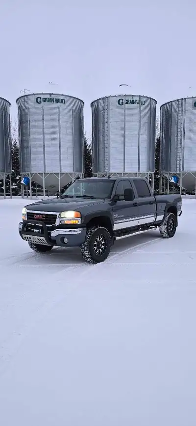 2007 lbz 2500 classic -18 inch wheels -33 inch tires 75% tred left -2 inch level -deleted with tow t...