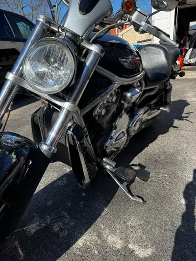 Selling 2004 Harley Davidson VROD, a powerful cruiser with a 1130cc engine, known for its smooth rid...