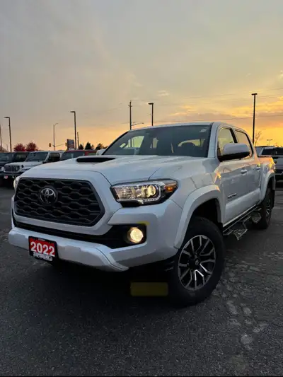 Découvrez ce robuste Toyota Tacoma 2022, un camion fiable et performant conçu pour affronter tous le...