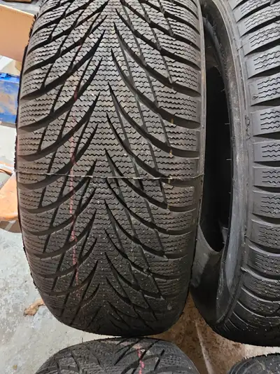 Selling tyres that never been used or installed on rim, still has factory markings. 205/70R15 96H M+...