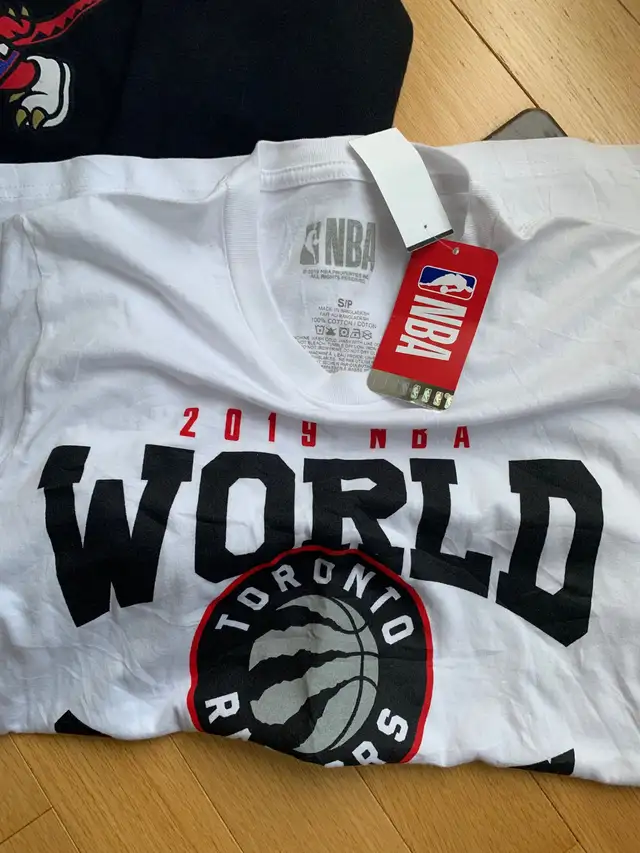NBA Toronto Raptors hoodie and t-shirt (Mitchell and Ness) in Men's in Markham / York Region - Image 9