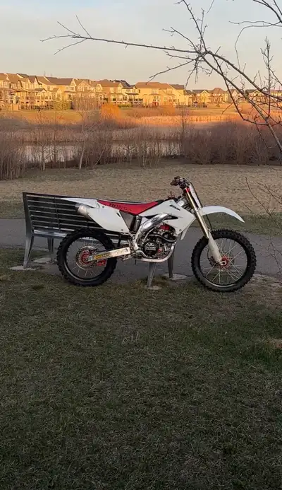 PLEASE SHOOT AN OFFER 2002 Honda Crf 450R. Bought the bike as a winter project. Fully built the moto...