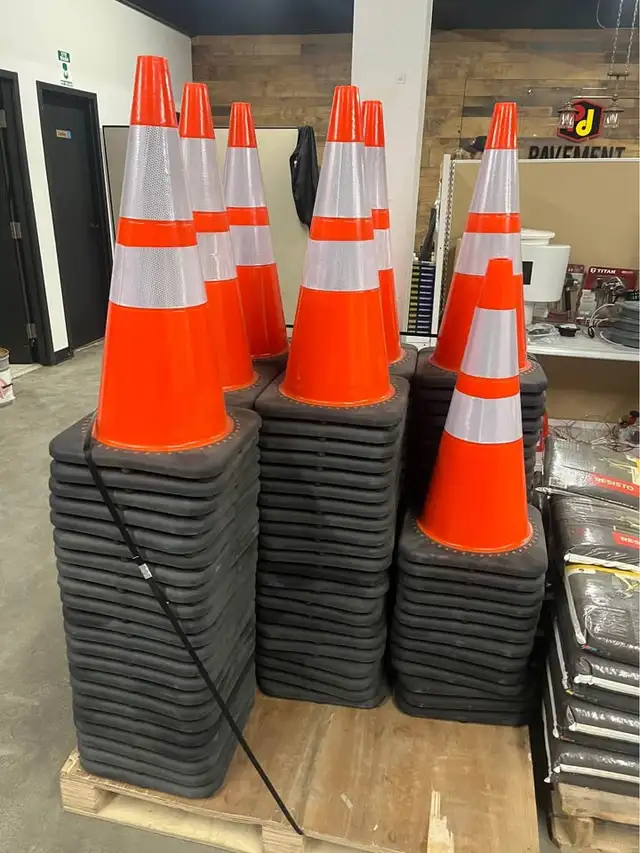 28 “ Parking Lot Traffic Cones - Pylons 28 inch in Other Business & Industrial in Kitchener / Waterloo - Image 2