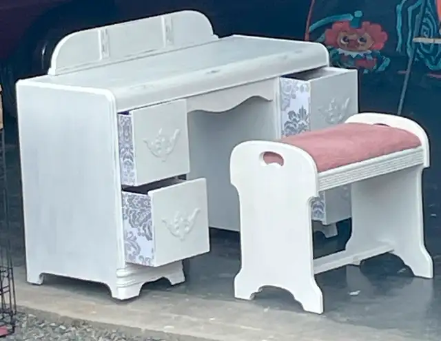 white vanity with bench chair, 4 drawers and big round mirror in Dining Tables & Sets in Cape Breton - Image 2