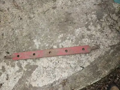 Je vends une barre de tire usagée, parfaite pour divers équipements agricoles. Bien qu'elle montre d...