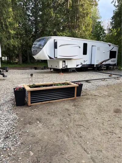 Well maintained 2014 Sandpiper 5 th wheel . Winter package. Model #SAF35ROK This beauty has vacuflo...