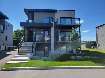 LOUEZ LA TRANQUILLITÉ À QUELQUES MINUTES DE LA VILLE! Triplex situé dans le projet Le Rapide Plat (a...