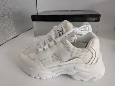 Rosdan Sneakers Women Size 6, View more
