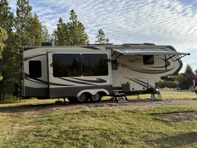 2015 Grand Design Solitude 320X Fifth Wheel – Fully Loaded • Fully self powered 700W solar - 2×280Ah...